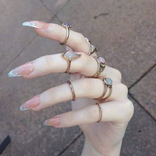 รูปภาพ:http://ninja-cosmico.ninjacosmico.netdna-cdn.com/wp-content/uploads/2016/11/Pastel-pink-witchy-nails-with-rings.jpg