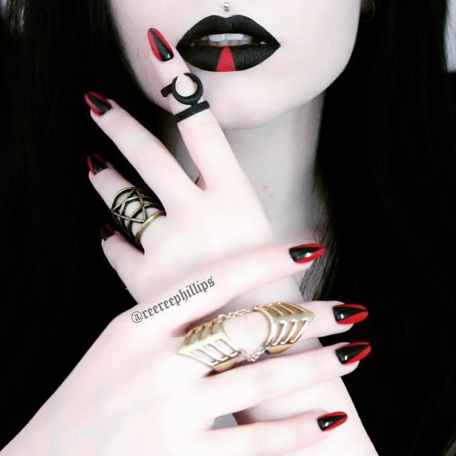 รูปภาพ:http://ninja-cosmico.ninjacosmico.netdna-cdn.com/wp-content/uploads/2016/11/Goth-Claws-with-Rogue-the-Wolf-rings.jpg