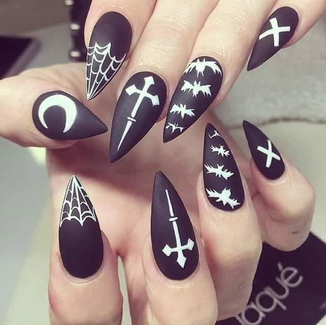 รูปภาพ:http://ninja-cosmico.ninjacosmico.netdna-cdn.com/wp-content/uploads/2016/11/Matte-black-halloween-nails.jpg