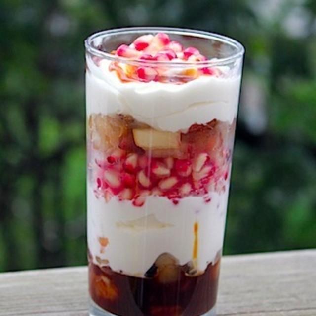 ภาพประกอบบทความ Caramel Apple Pomegranate Parfait พาร์เฟ่ต์แอปเปิ้ลคาราเมลทับทิม ได้รสผลไม้เต็มคำ