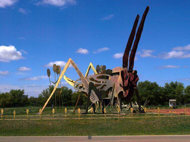รูปภาพ:https://media.mnn.com/assets/images/2017/05/GrasshopperStatueEnchantedHighwaySculpture.jpg.638x0_q80_crop-smart.jpg