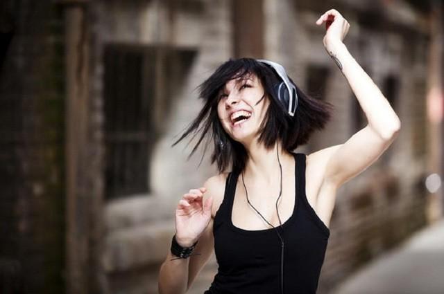 รูปภาพ:https://www.trendsnhealth.com/wp-content/uploads/2014/01/girl-listening-music-while-dancing-Frisson.jpg