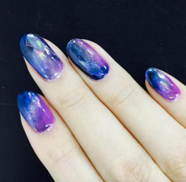 รูปภาพ:http://styleskinner.com/wp-content/uploads/2016/12/20glam-iridescent-nails.jpg