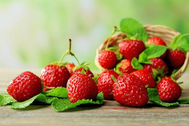 รูปภาพ:https://media.mnn.com/assets/images/2017/01/Basket-Ripe-Strawberries-Greenery.jpg.638x0_q80_crop-smart.jpg