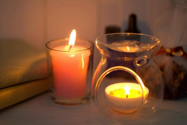 รูปภาพ:https://customcomfortmattress.com/wp-content/uploads/CCM-Candles-in-the-Bedroom.jpg