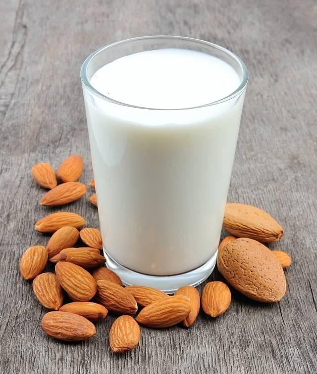 รูปภาพ:http://barebite.com.au/wp-content/uploads/2014/05/almond-milk.jpg