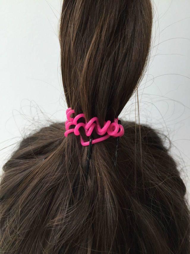 รูปภาพ:http://ghk.h-cdn.co/assets/15/25/1280x1706/gallery-1434734817-ponytail-bobby-pin-invisibobble-hair-coil-tie.jpg