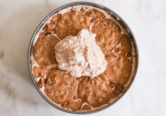 รูปภาพ:https://i2.wp.com/domesticate-me.com/wp-content/uploads/2016/03/5-Ingredient-Chocolate-Chip-Cookie-Nutella-Icebox-Cake-step-5.jpg?resize=768%2C534