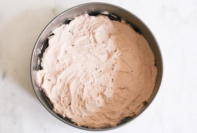 รูปภาพ:https://i2.wp.com/domesticate-me.com/wp-content/uploads/2016/03/5-Ingredient-Chocolate-Chip-Cookie-Nutella-Icebox-Cake-step-4.jpg?resize=768%2C520