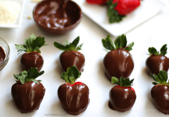 รูปภาพ:http://glitterinc.com/wp-content/uploads/2015/01/nutella-chocolate-covered-strawberries-for-valentines-day-glitterinc.com_.png