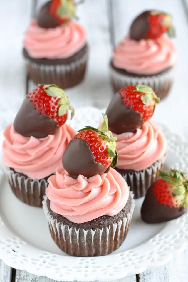 รูปภาพ:https://www.livewellbakeoften.com/wp-content/uploads/2016/01/Chocolate-Covered-Strawberry-Cupcakes-5.jpg