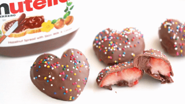 รูปภาพ:http://i1.wp.com/eugeniekitchen.com/wp-content/uploads/2016/02/valentine-nutella-strawberry-chocolate-recipe-EUGENIE-KITCHEN.gif?resize=910%2C513