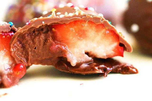รูปภาพ:http://i0.wp.com/eugeniekitchen.com/wp-content/uploads/2016/02/valentine-nutella-strawberry-chocolate-recipe3.jpg