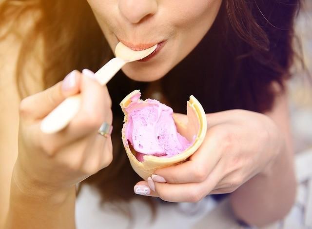 รูปภาพ:http://s.eatthis-cdn.com/media/images/ext/455024531/woman-eating-strawberry-ice-cream.jpg