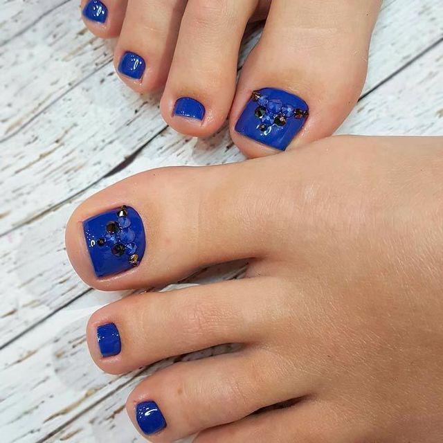 รูปภาพ:https://naildesignsjournal.com/wp-content/uploads/2017/07/beautiful-nail-designs-toes-dark-blue-rhinestone.jpg