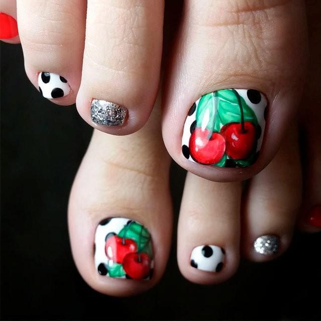 รูปภาพ:https://naildesignsjournal.com/wp-content/uploads/2017/07/beautiful-nail-designs-toes-white-red-black-polka-silver-glitter-cherry.jpg