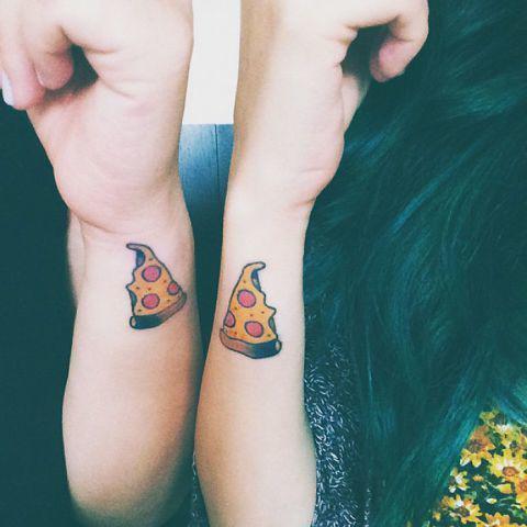 รูปภาพ:http://i.styleoholic.com/2017/01/Funny-pizza-sister-tattoos.jpg