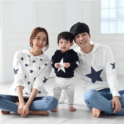 รูปภาพ:https://ae01.alicdn.com/kf/HTB1KfVLMpXXXXXCXFXXq6xXFXXXL/2017-new-spring-font-b-Korean-b-font-mother-father-baby-Sweatshirts-Hoodies-font-b-Couples.jpg