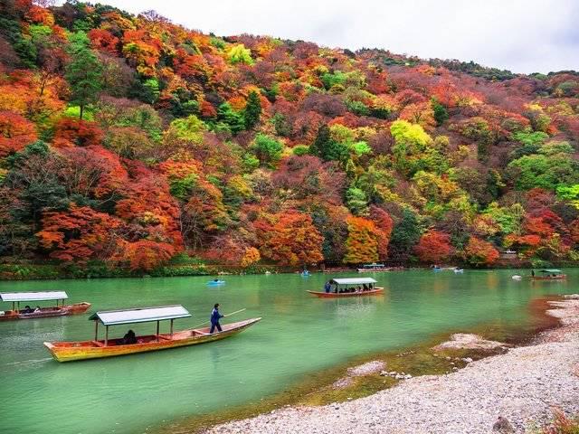 รูปภาพ:http://static1.businessinsider.com/image/559c2a8169beddac4efc8f85-1200/for-a-closer-look-at-the-fall-foliage-take-a-boat-down-the-oi-river-to-the-arashiyama-area.jpg