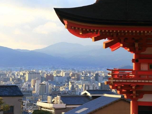 รูปภาพ:http://static1.businessinsider.com/image/559d2871eab8ea8151eccdda-1200/the-kiyomizu-dera-temple-is-a-great-place-to-soak-up-views-of-the-city.jpg