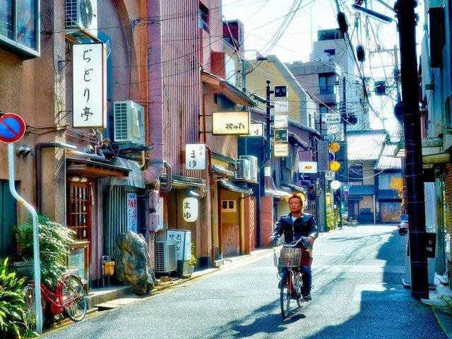 รูปภาพ:http://static1.businessinsider.com/image/559c0298ecad049b0ffc8f87-1200/what-makes-kyoto-special-is-that-its-a-big-city-with-a-small-town-feel.jpg