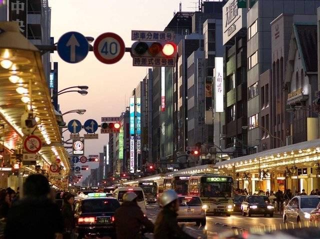 รูปภาพ:http://static1.businessinsider.com/image/559c2055ecad049d1efc8f87-1200/but-its-also-modern-the-shijo-dori-central-shopping-district-rivals-any-contemporary-shopping-youd-find-in-tokyo.jpg