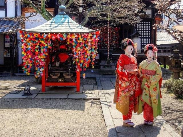 รูปภาพ:http://static1.businessinsider.com/image/559bfb9369bedd606dfc8f85-1200/geishas-are-a-common-sight-around-town.jpg
