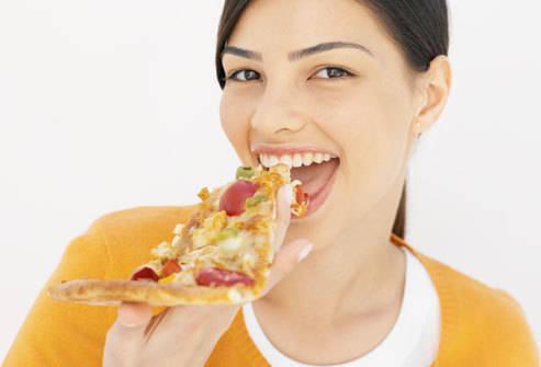 รูปภาพ:http://img.webmd.com/dtmcms/live/webmd/consumer_assets/site_images/articles/health_tools/acne_clear_skin_slideshow/getty_rf_photo_of_teen_eating_pizza.jpg