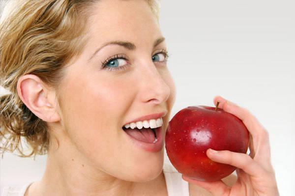 รูปภาพ:http://cdn.sheknows.com/articles/happy-woman-eating-red-apple.jpg
