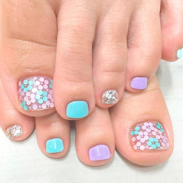 รูปภาพ:https://naildesignsjournal.com/wp-content/uploads/2017/05/toe-nail-design-ideas-pink-blue-pastel-flowers.jpg