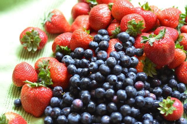 รูปภาพ:http://morethanpaleo.com/wp-content/uploads/2012/08/lavender-infused-blueberry-strawberry-wine-butter-paleo.jpg