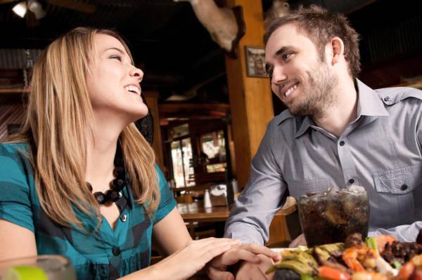 รูปภาพ:http://cdn.sheknows.com/articles/couple-on-a-date-eating.jpg