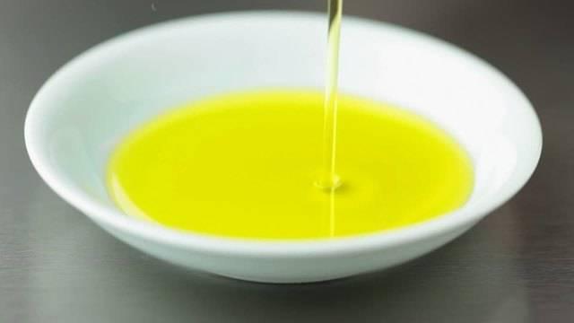 รูปภาพ:http://footage.framepool.com/shotimg/qf/156021737-small-bowl-olive-oil-bowl-object-pouring-in.jpg