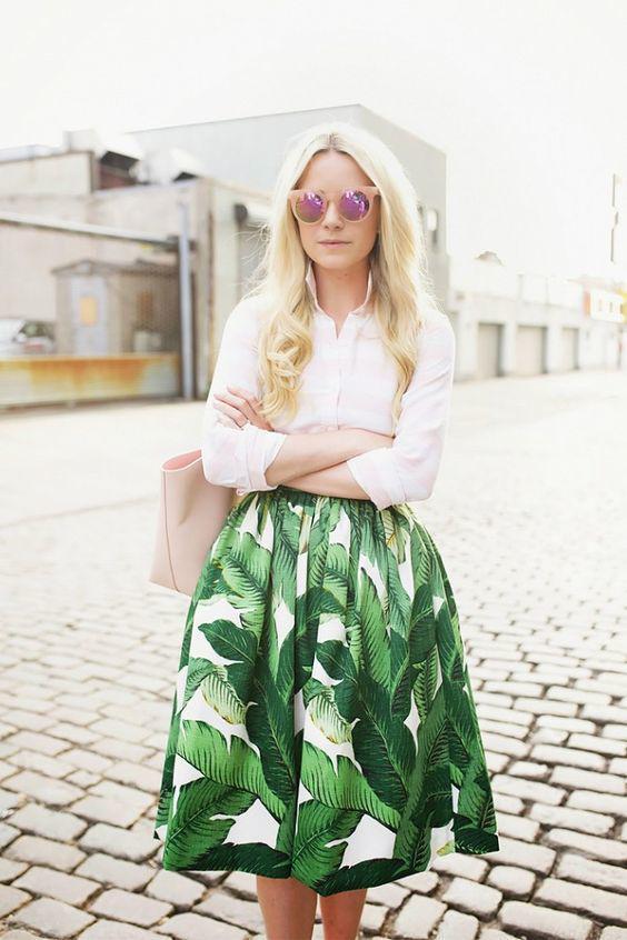รูปภาพ:http://i.styleoholic.com/2017/07/05-a-white-shirt-a-tropical-leaf-print-midi-skirt-and-a-blush-tote-and-sunglasses.jpg