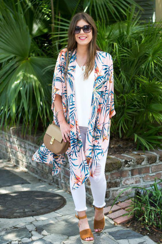 รูปภาพ:http://i.styleoholic.com/2017/07/16-white-distressed-jeans-a-white-top-mustard-suede-shoes-and-a-pink-tropical-print-kimono-over.jpg