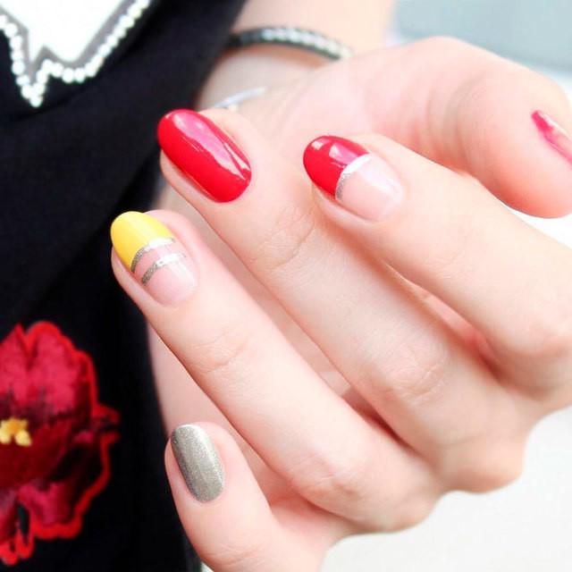 รูปภาพ:https://naildesignsjournal.com/wp-content/uploads/2017/07/french-tip-nail-designs-yellow-red-silver-glitter.jpg