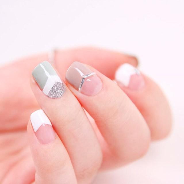 รูปภาพ:https://naildesignsjournal.com/wp-content/uploads/2017/07/french-tip-nail-designs-nude-grey-v-mani-silver-glitter-short-square.jpg