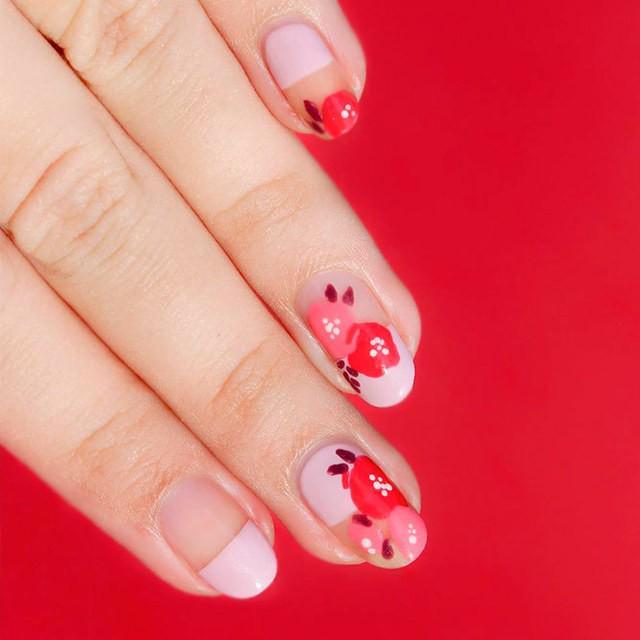 รูปภาพ:https://naildesignsjournal.com/wp-content/uploads/2017/07/french-tip-nail-designs-pink-red-flowers-round.jpg