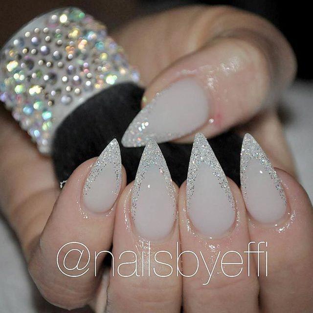 รูปภาพ:https://naildesignsjournal.com/wp-content/uploads/2017/07/stiletto-nail-designs-you-adore-white-matte-base-french-manicure-silver-glitter-tips.jpg