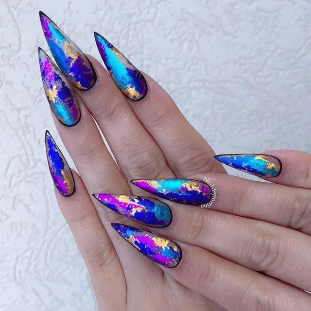 รูปภาพ:https://naildesignsjournal.com/wp-content/uploads/2017/07/stiletto-nail-designs-you-adore-multicolored-foil-art-black-contour.jpg