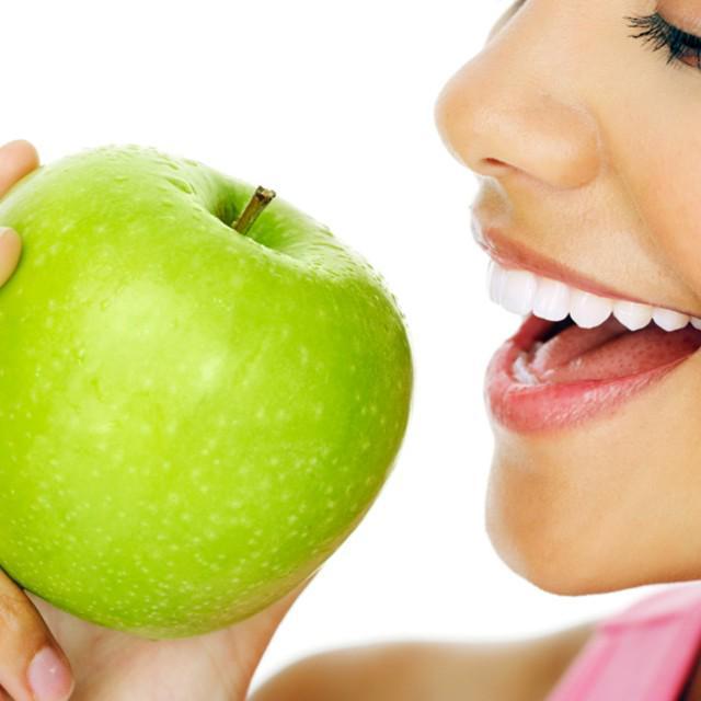 ภาพประกอบบทความ "แอปเปิ้ลเขียว" มีประโยชน์ต่อร่างกายมากกว่าที่คิด มาทำความรู้เจ้าผลไม้สีเขียวกันเถอะ!