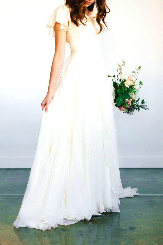 รูปภาพ:http://www.preppychic.club/wp-content/uploads/2017/05/34-unforgettable-boho-wedding-dresses-that-will-amaze-you-30.jpg