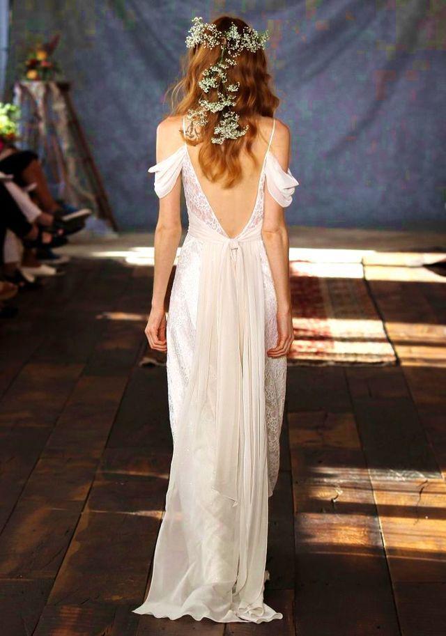 รูปภาพ:http://www.preppychic.club/wp-content/uploads/2017/05/34-unforgettable-boho-wedding-dresses-that-will-amaze-you-24.jpg