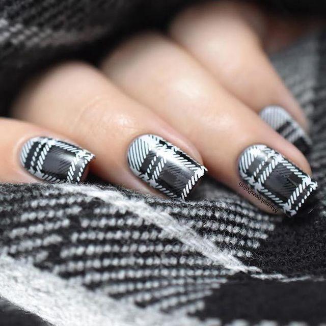 รูปภาพ:https://naildesignsjournal.com/wp-content/uploads/2017/05/white-black-nail-designs-checkered-nails.jpg