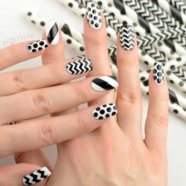รูปภาพ:https://naildesignsjournal.com/wp-content/uploads/2017/05/white-black-nail-designs-chevron-nails.jpg
