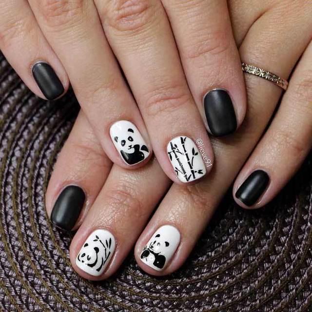 รูปภาพ:https://naildesignsjournal.com/wp-content/uploads/2017/05/white-black-nail-designs-panda-bears.jpg