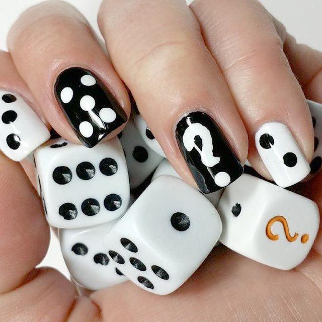 รูปภาพ:https://naildesignsjournal.com/wp-content/uploads/2017/05/white-black-nail-designs-daring-dice.jpg