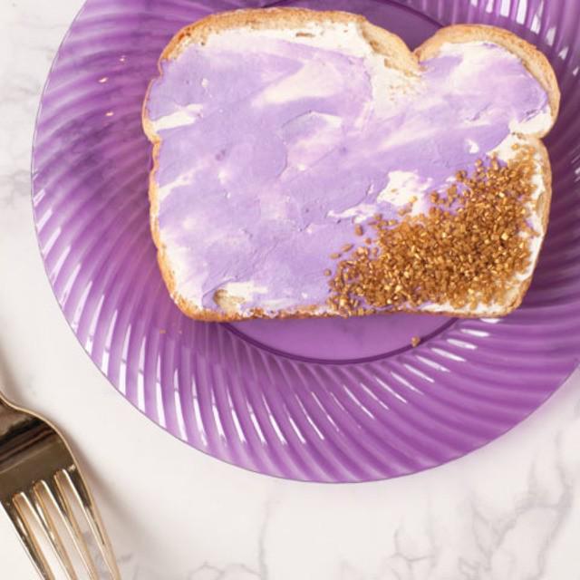 ภาพประกอบบทความ Artisan Berry Toast ขนมปังหน้าเบอร์รี่สีม่วงสดใส สวยงามสะดุดตาราวกับงานศิลปะ 😌