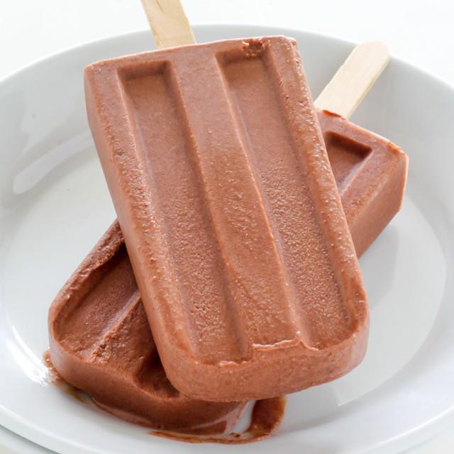 ภาพประกอบบทความ Banana Nutella Fudge Pops ไอติมแท่งรสนูเทลล่าผสมกล้วย หวานหอมชื่นใจจนไม้เดียวไม่เคยพอ