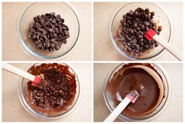 รูปภาพ:http://tastykitchen.com/wp-content/uploads/2013/02/Tasty-Kitchen-Blog-Dark-Chocolate-Cookie-Dough-Cups-10.jpg